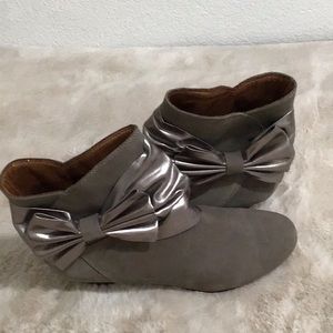 NWOT POETIC LICENSE London “ Love Rush” Metallic Suede Bow Booties